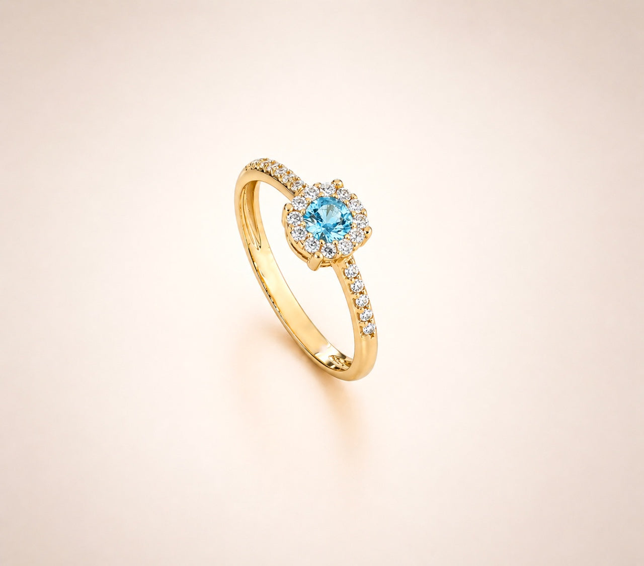 Anello Magic con zircone acquamarina centrale e contorno di micro-zirconi bianchi