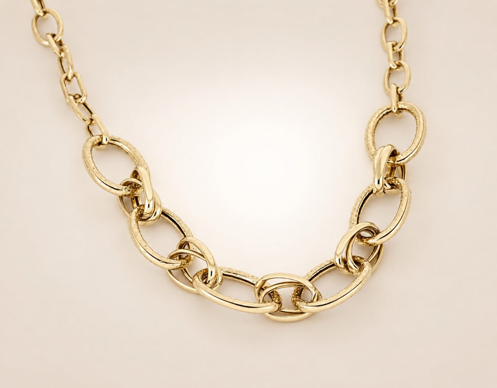 Collana con maglie ovali grandi, ad anelli alternati con finitura lucida e martellata