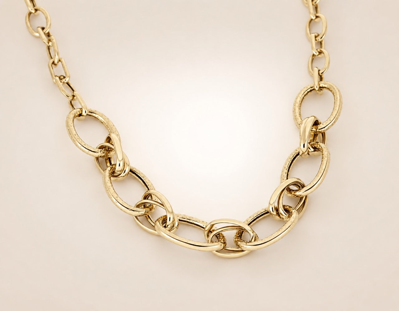 Collana con maglie ovali grandi, ad anelli alternati con finitura lucida e martellata